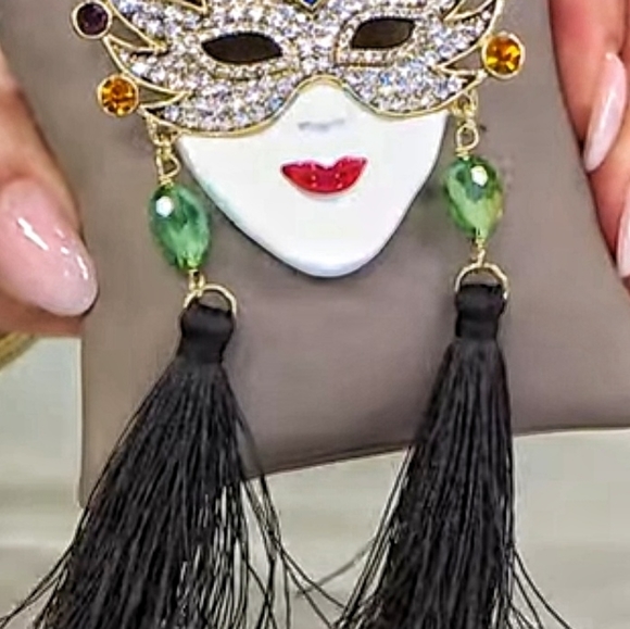 Heidi daus Mask Pin - Picture 3 of 8